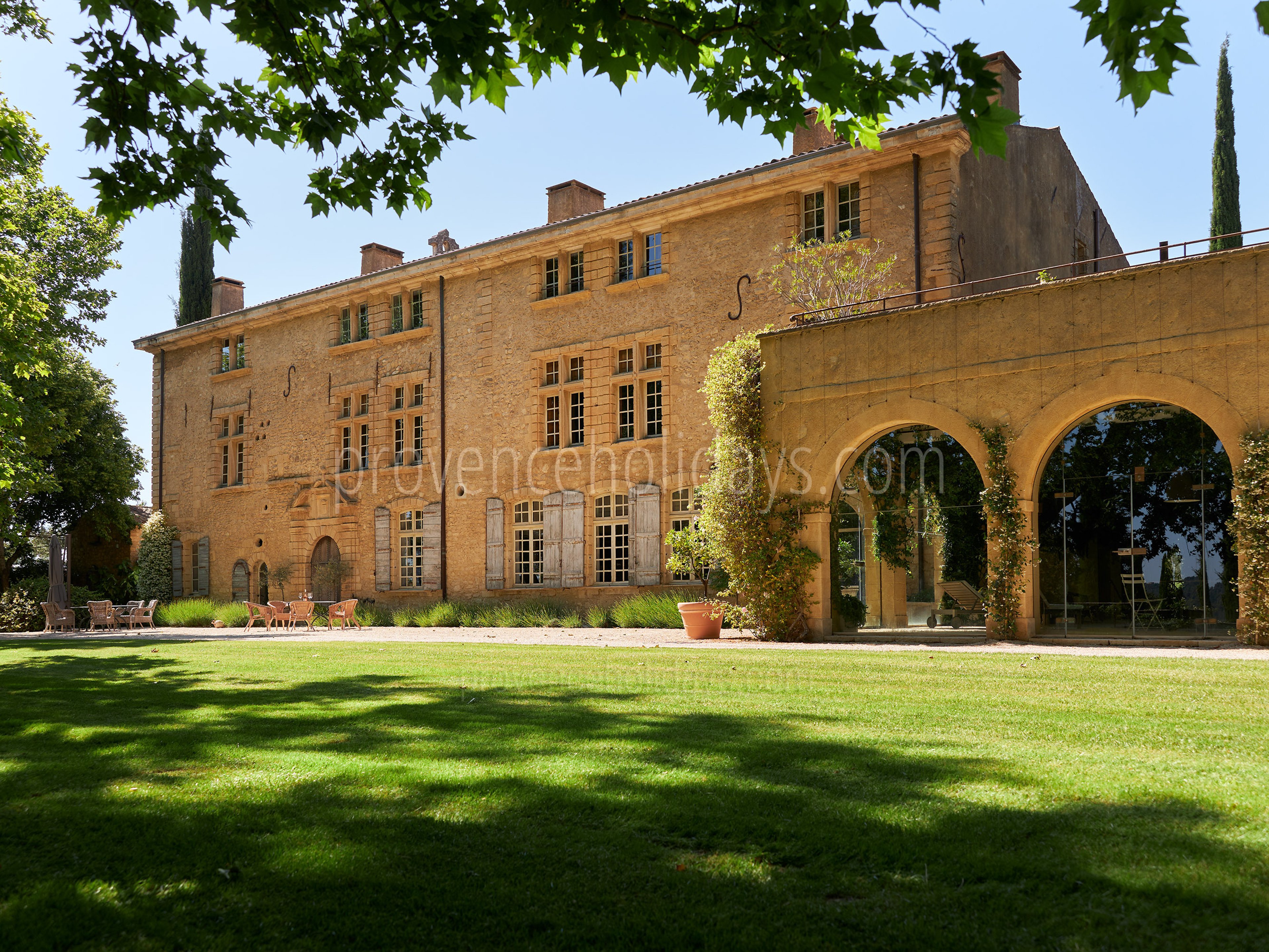 19 - Château de Luberon: Villa: Exterior