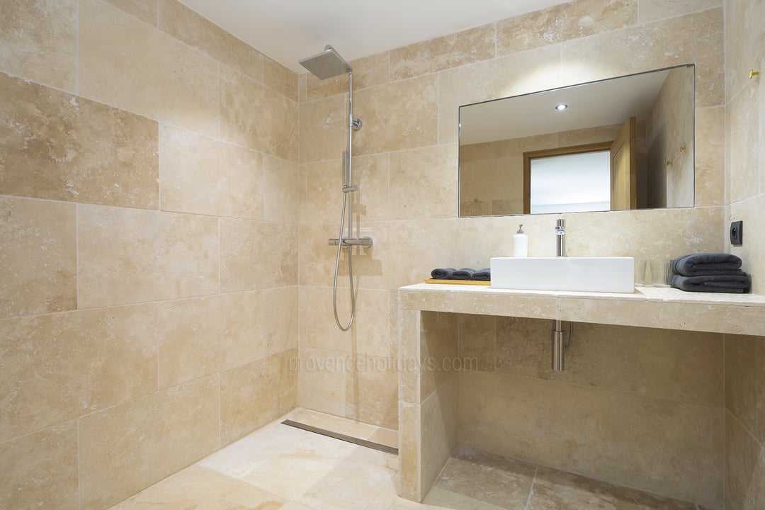 39 - Domaine des Vaines: Villa: Bathroom