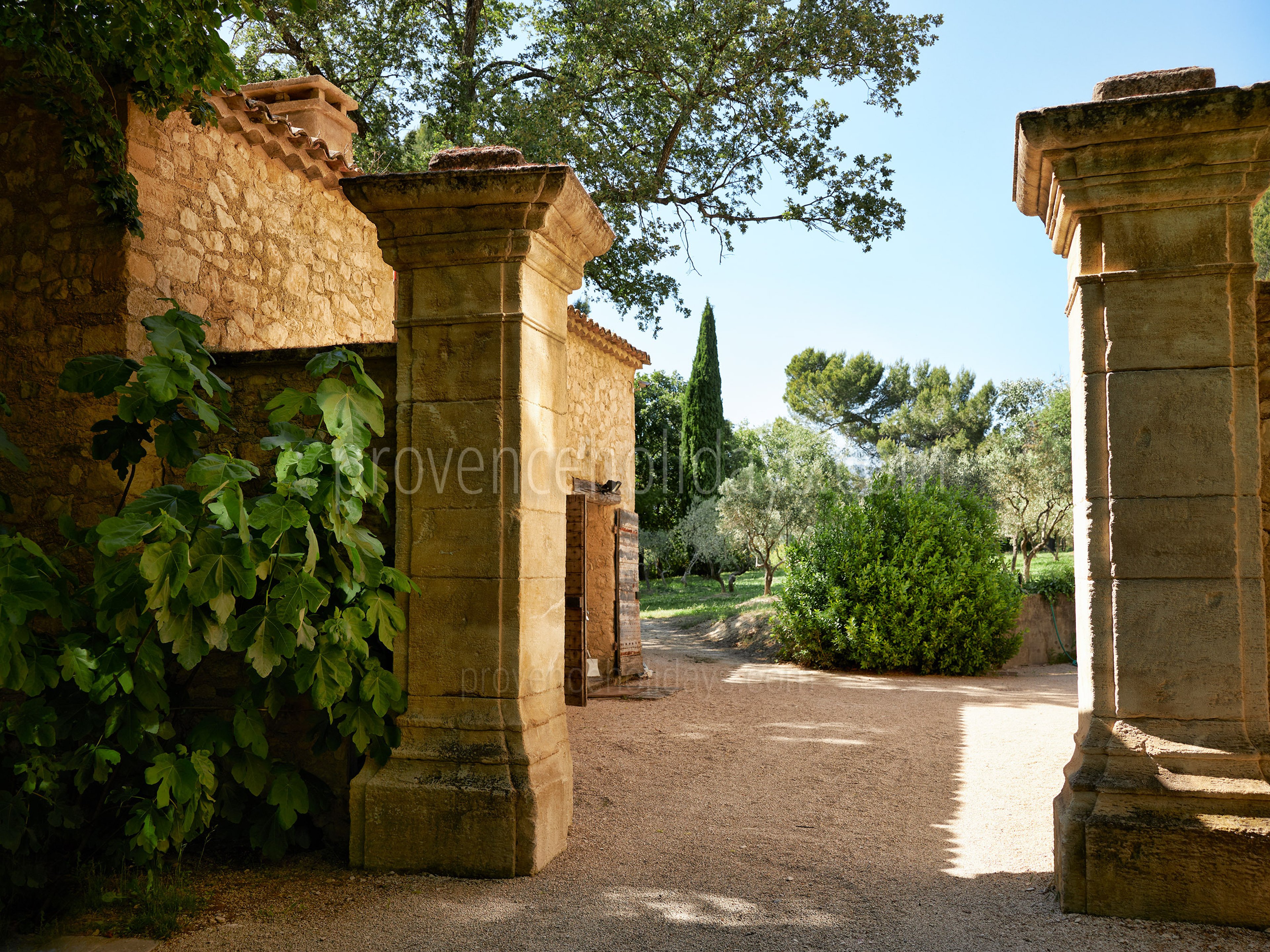 28 - Château de Luberon: Villa: Exterior