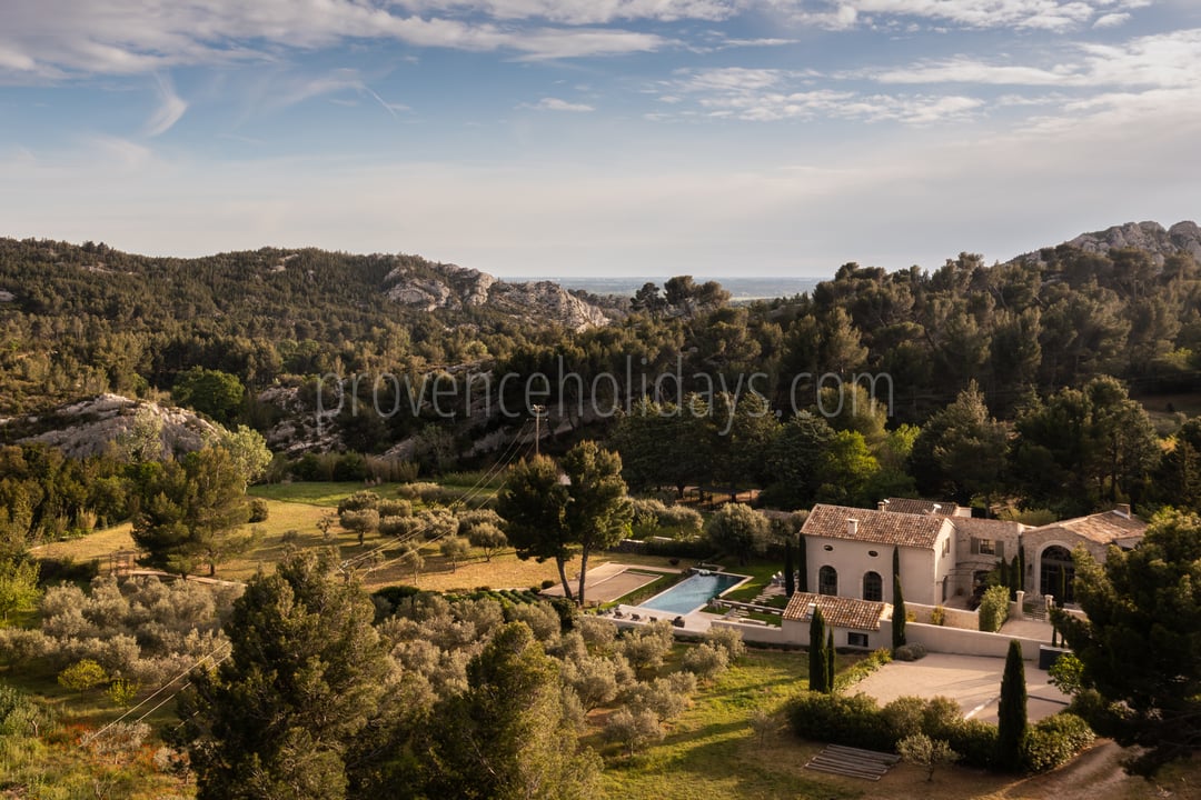 41 - La Bastide de Maussane: Villa: Exterior