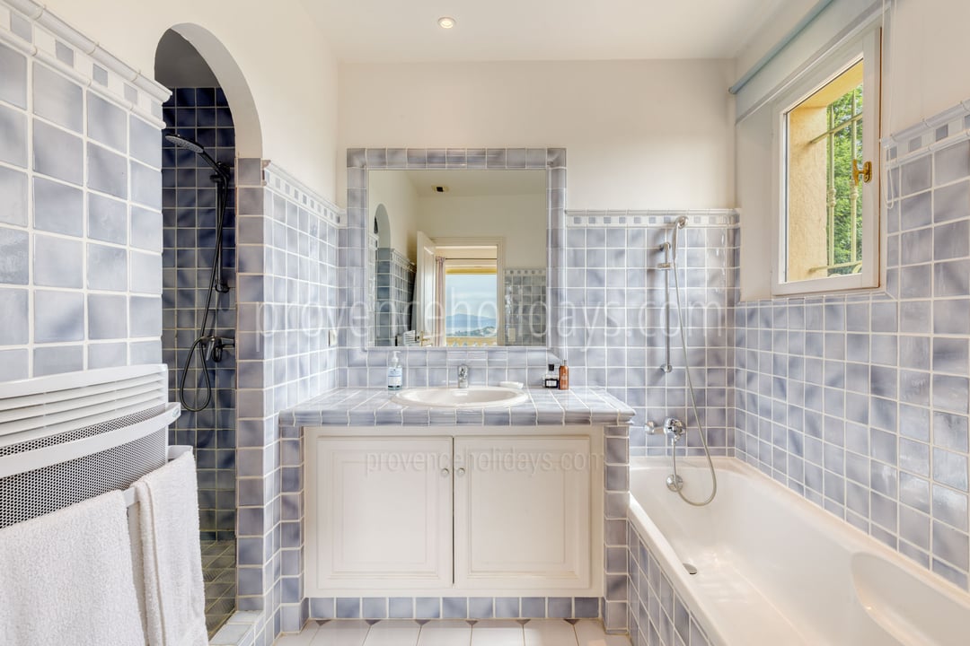 25 - Villa Cyanite: Villa: Bathroom