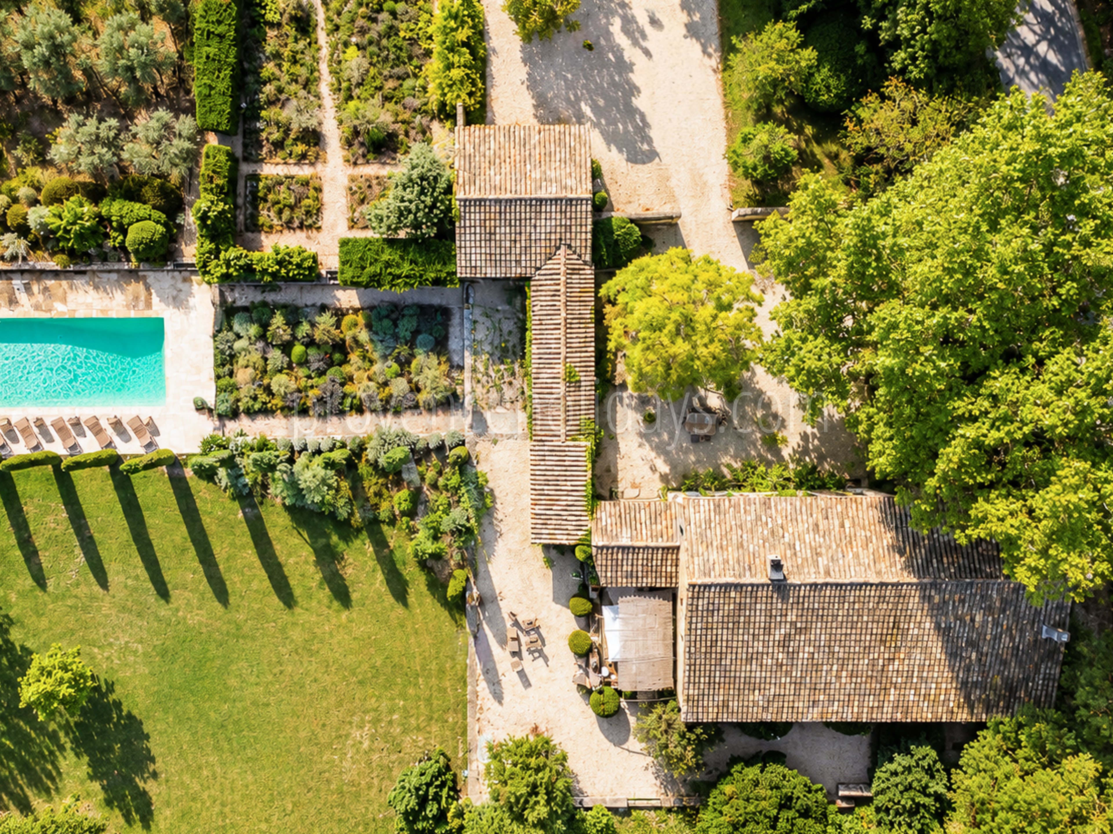 7 - Authentic farmhouse in Saint-Rémy-de-Provence: Villa: Exterior