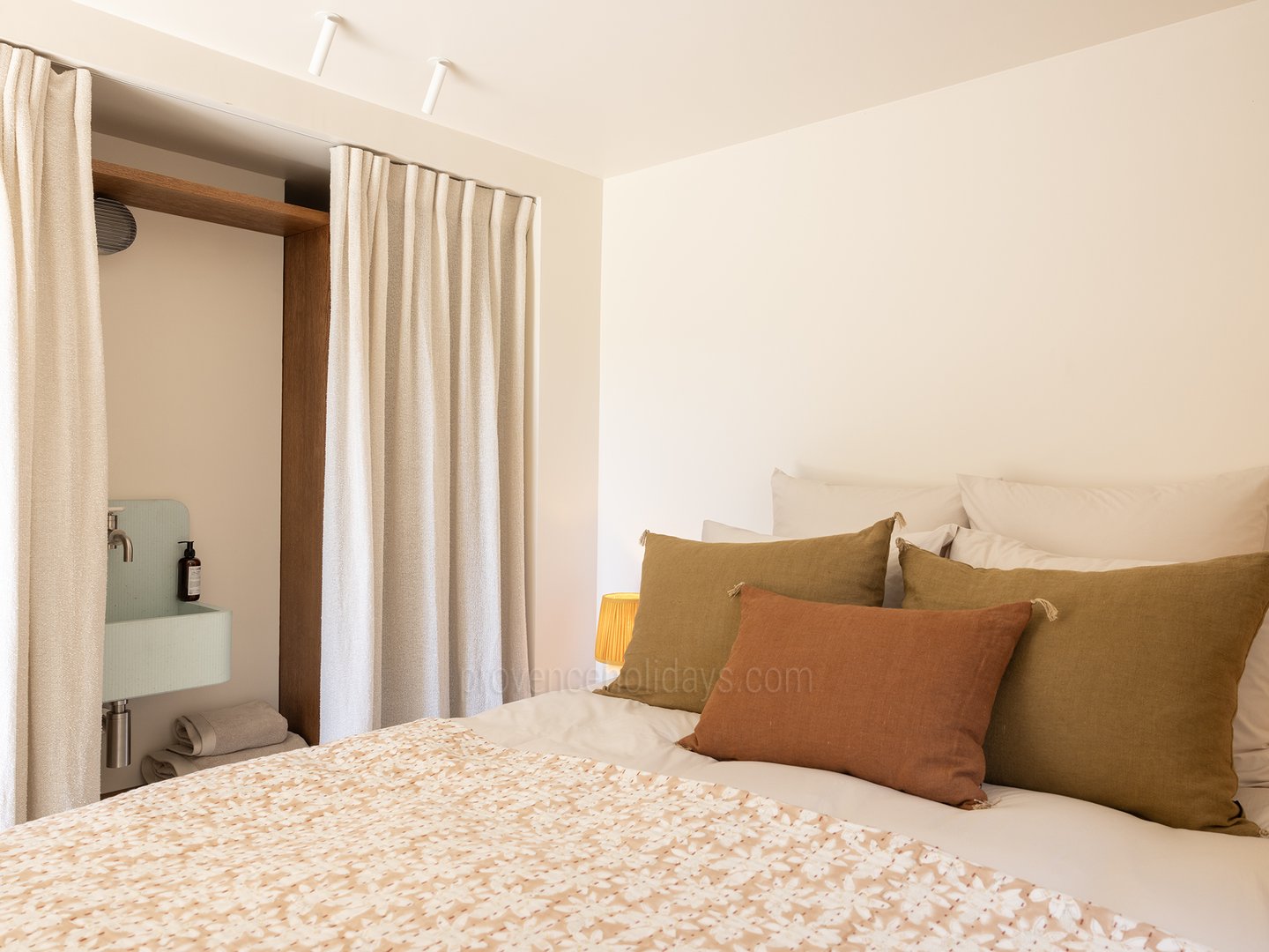 40 - Grand Mas de Provence: Villa: Bedroom