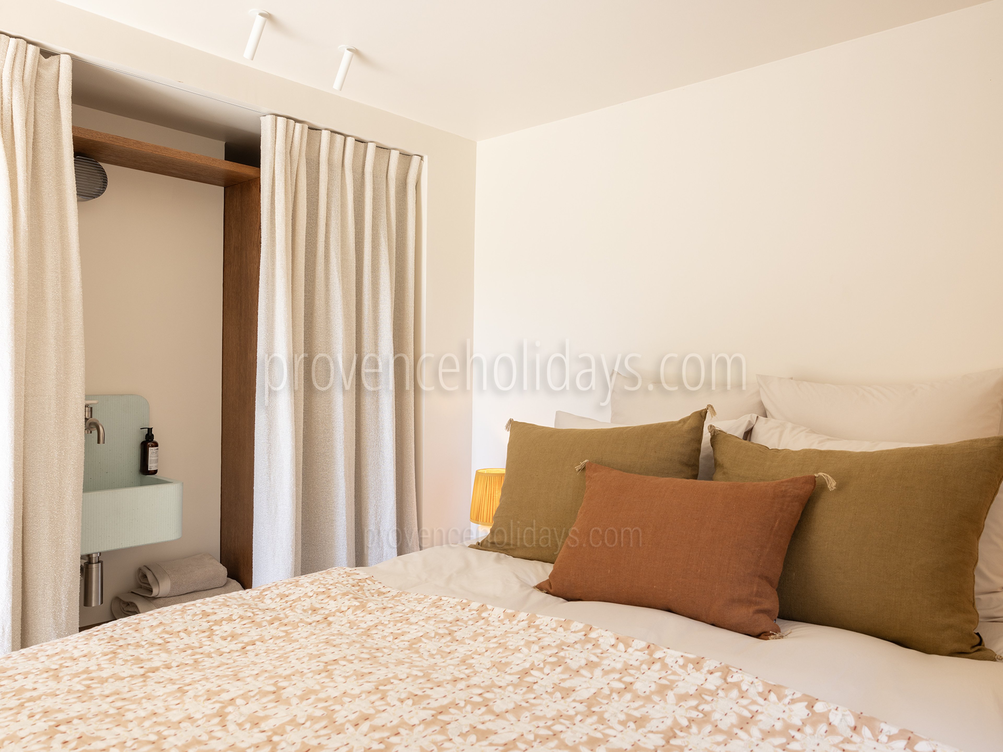 40 - Grand Mas de Provence: Villa: Bedroom