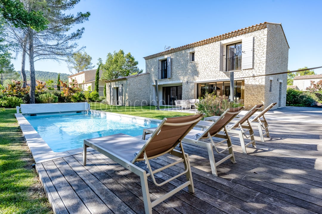 Contemporary elegance at the gates of Gordes