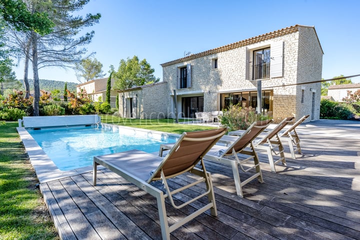 Contemporary elegance at the gates of Gordes