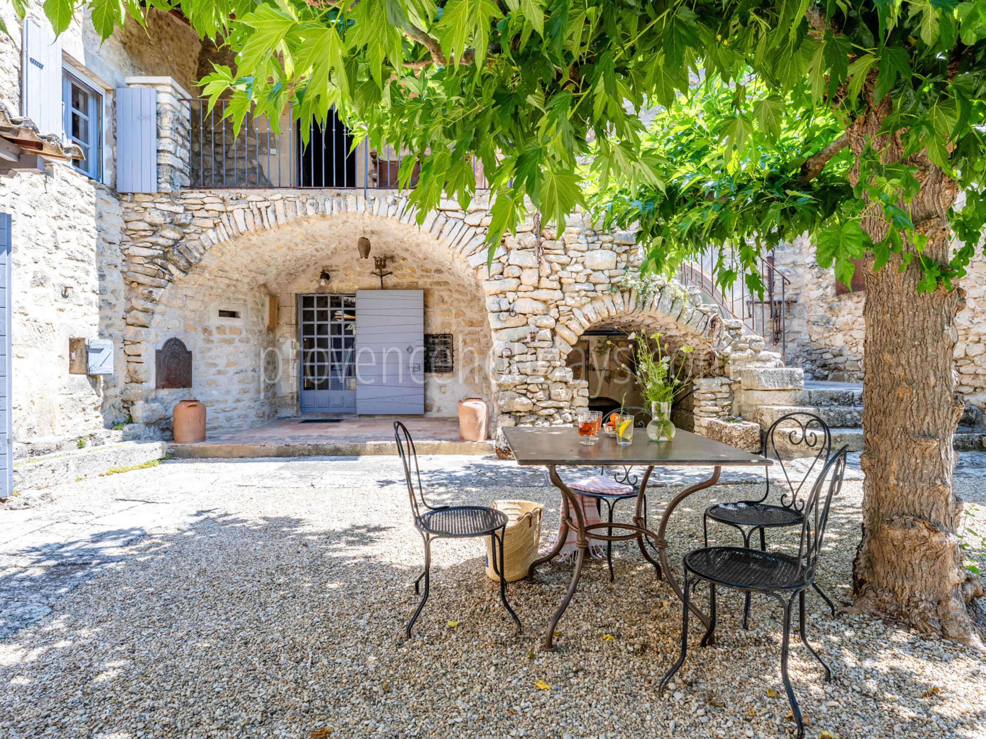 42 - Le Mas aux Gargouilles: Villa: Exterior