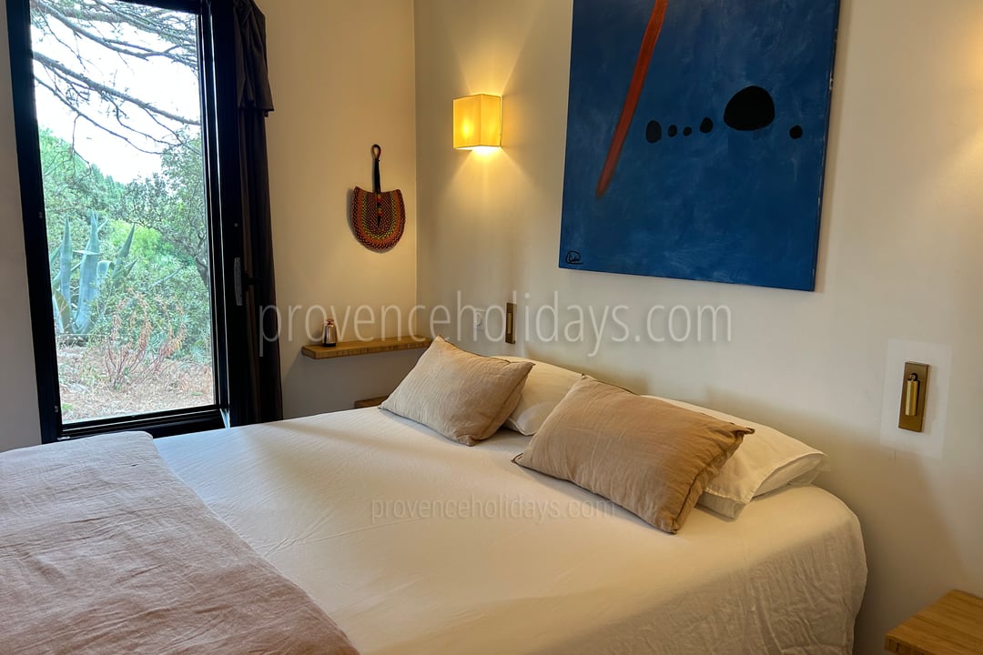 17 - Mas du Rosier: Villa: Bedroom