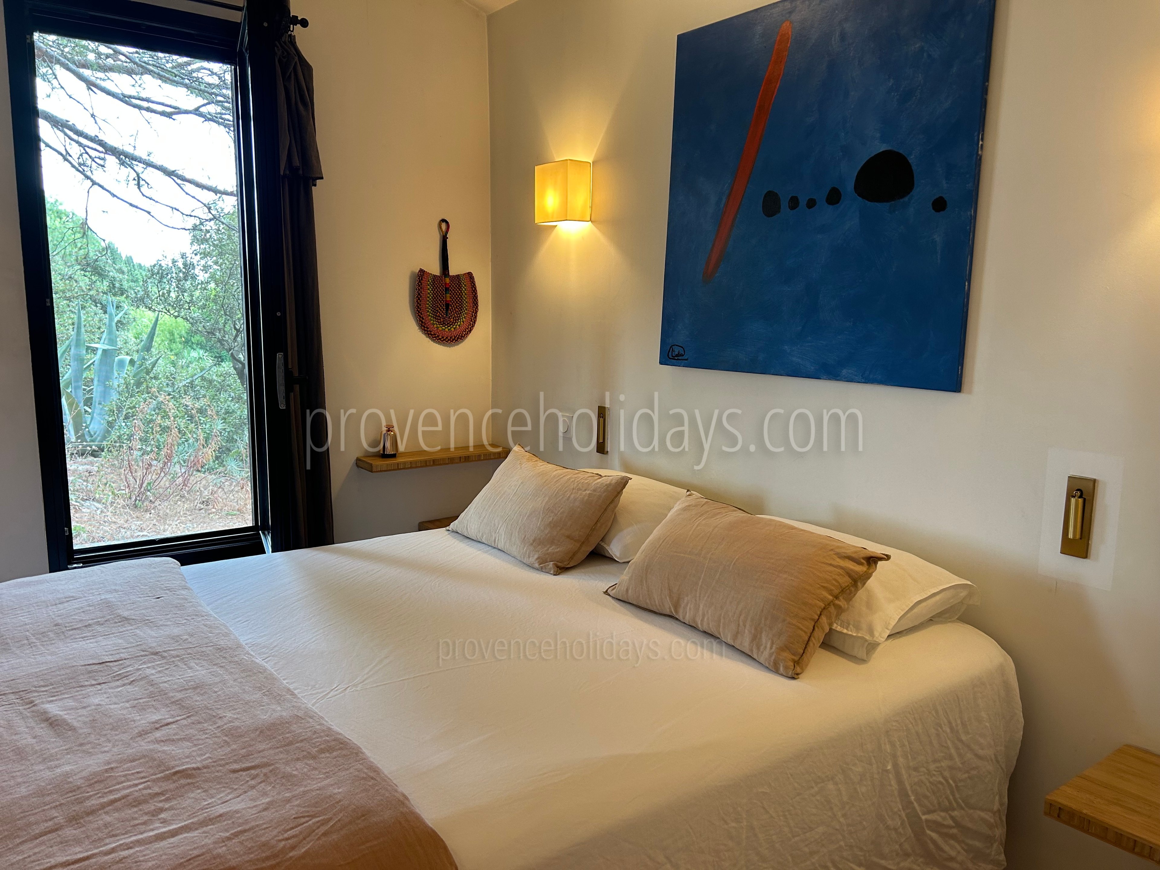 17 - Mas du Rosier: Villa: Bedroom