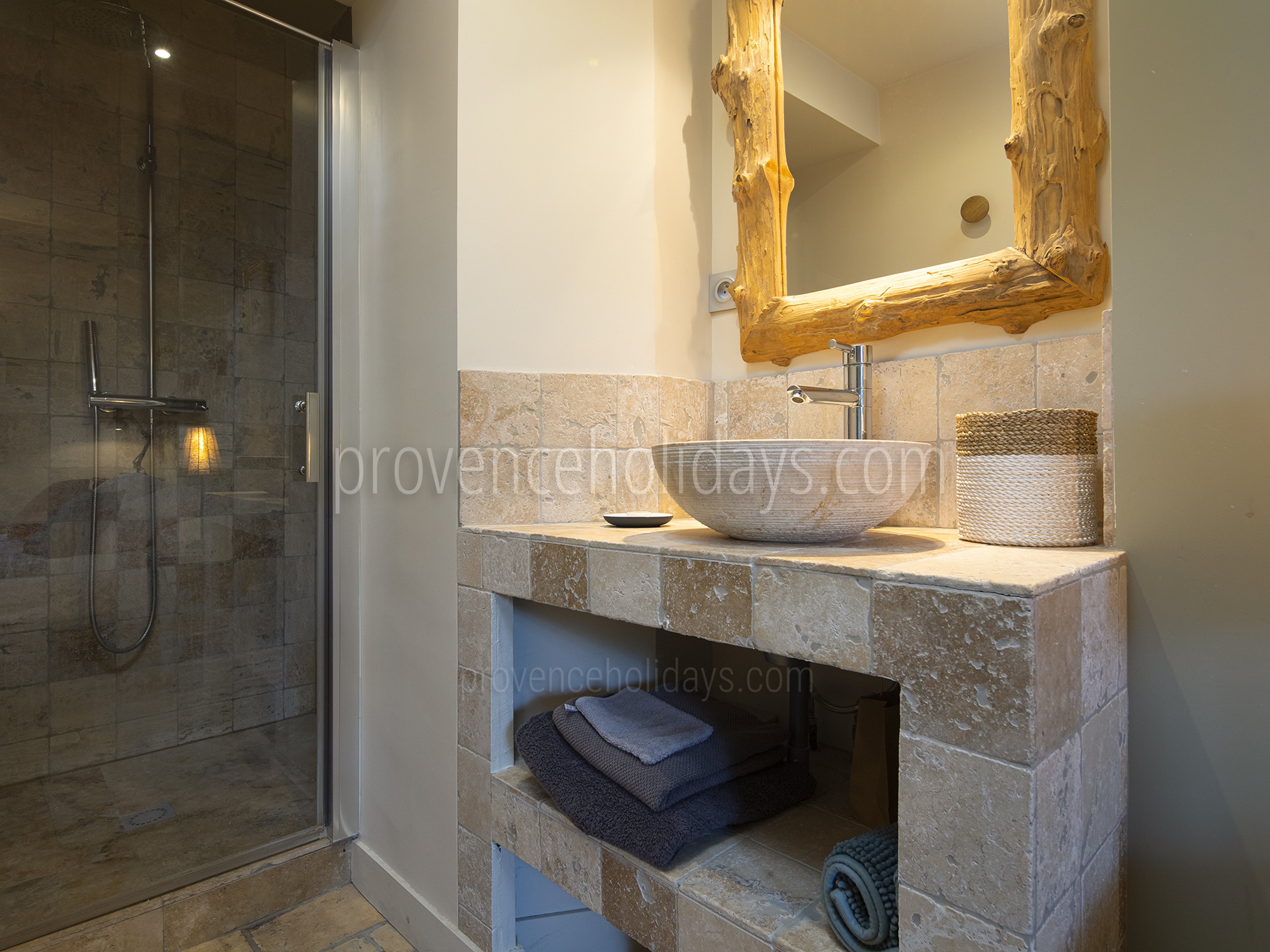 22 - Villa Glanum: Villa: Bathroom