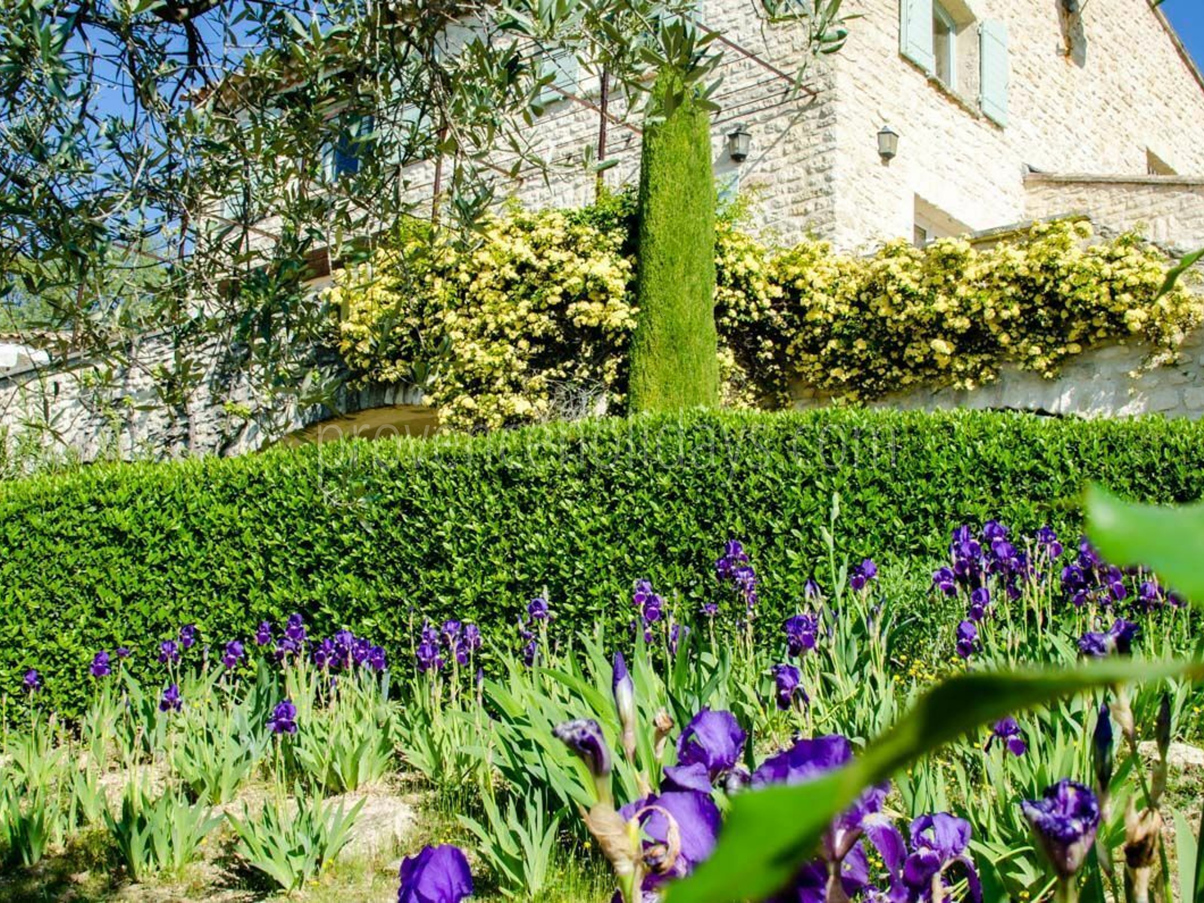 11 - Le Mas de Gordes: Villa: Exterior