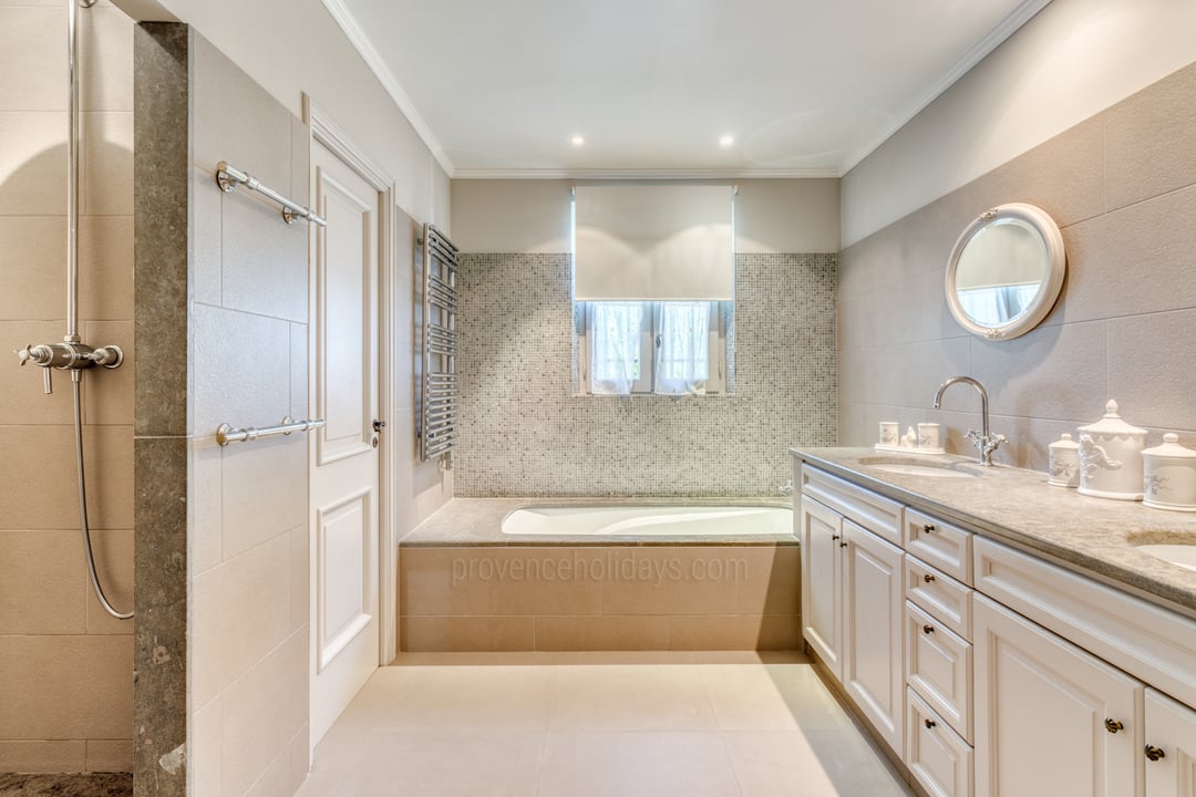 15 - Bastide Eternelle: Villa: Bathroom