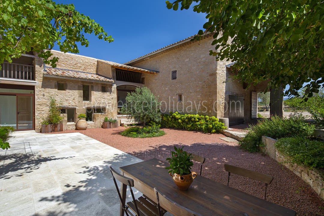 20 - Mas Robion: Villa: Exterior