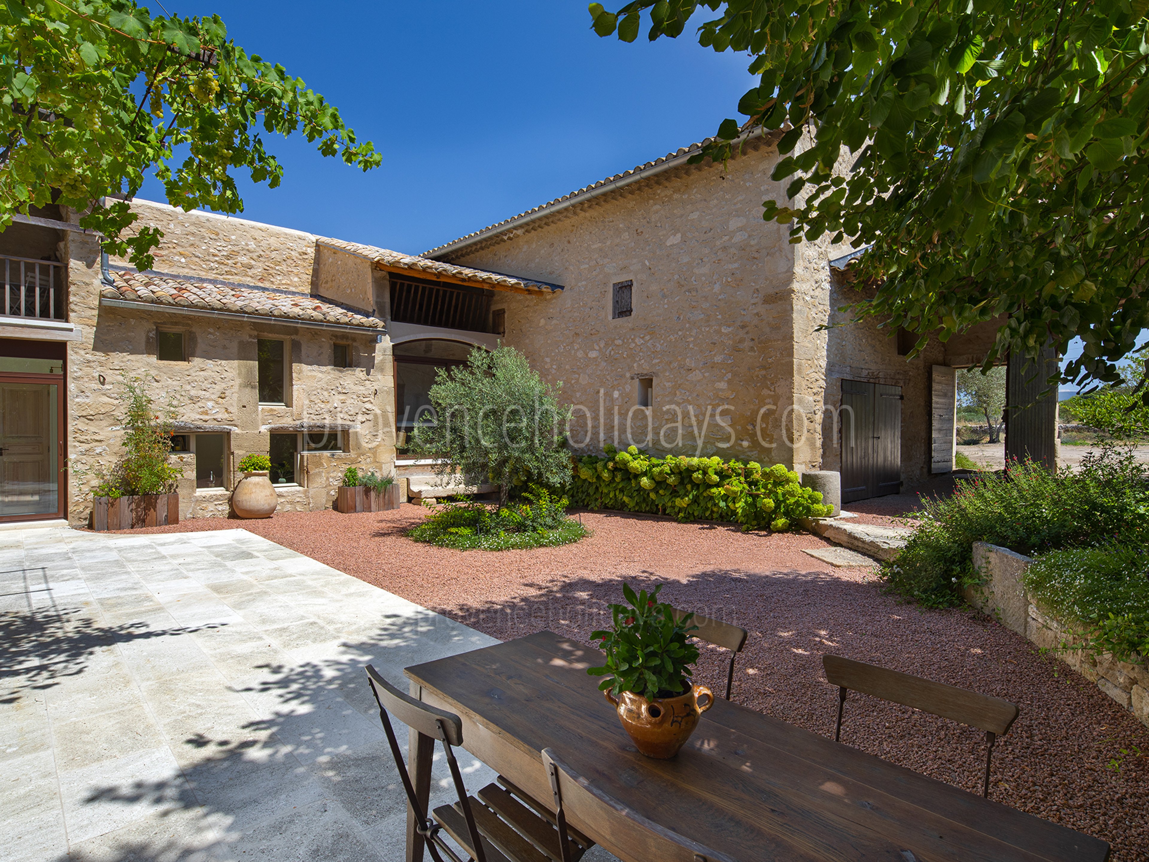 20 - Mas Robion: Villa: Exterior