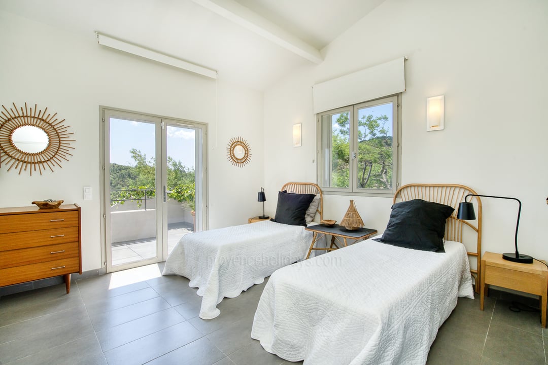 13 - Mistral Serene: Villa: Bedroom