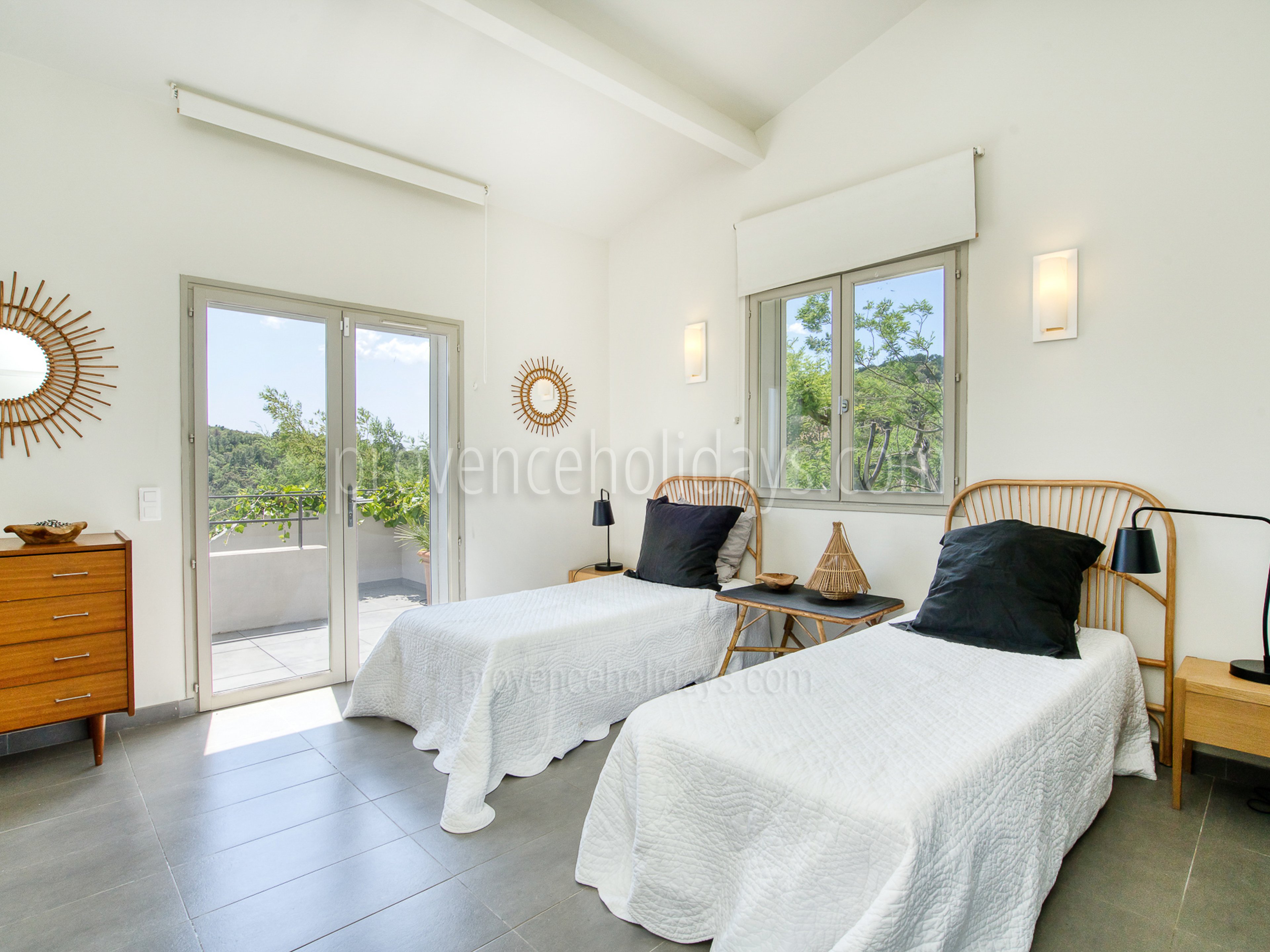 13 - Mistral Serene: Villa: Bedroom