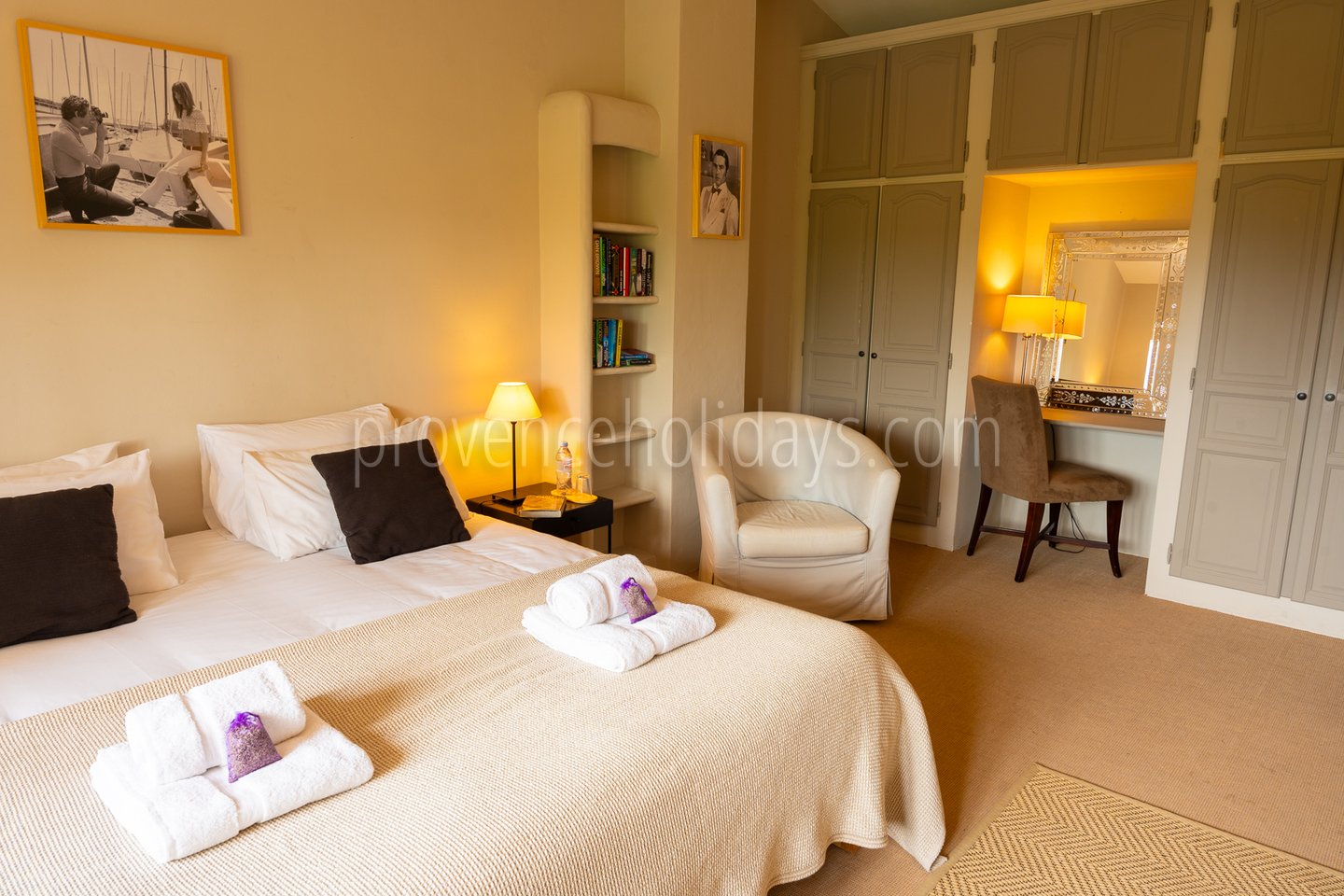 27 - Le Mas de Joucas: Villa: Bedroom