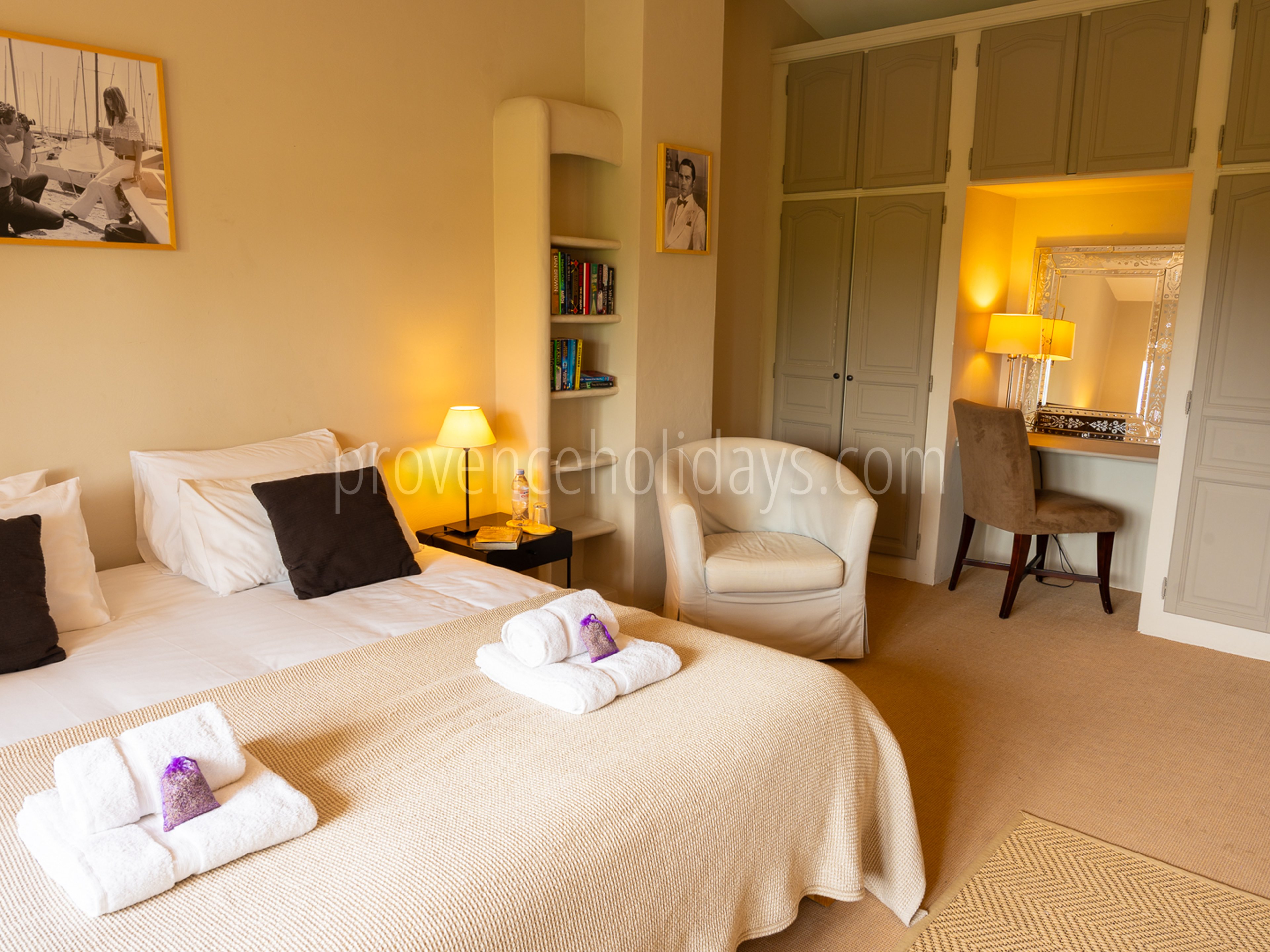 27 - Le Mas de Joucas: Villa: Bedroom