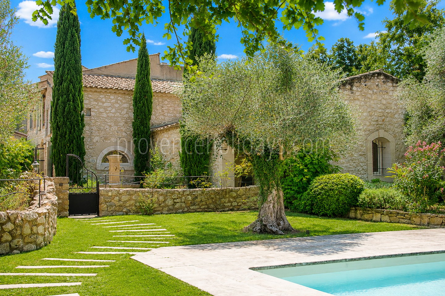 3 - Mas rénové à pied d\'Eygalières: Villa: Exterior