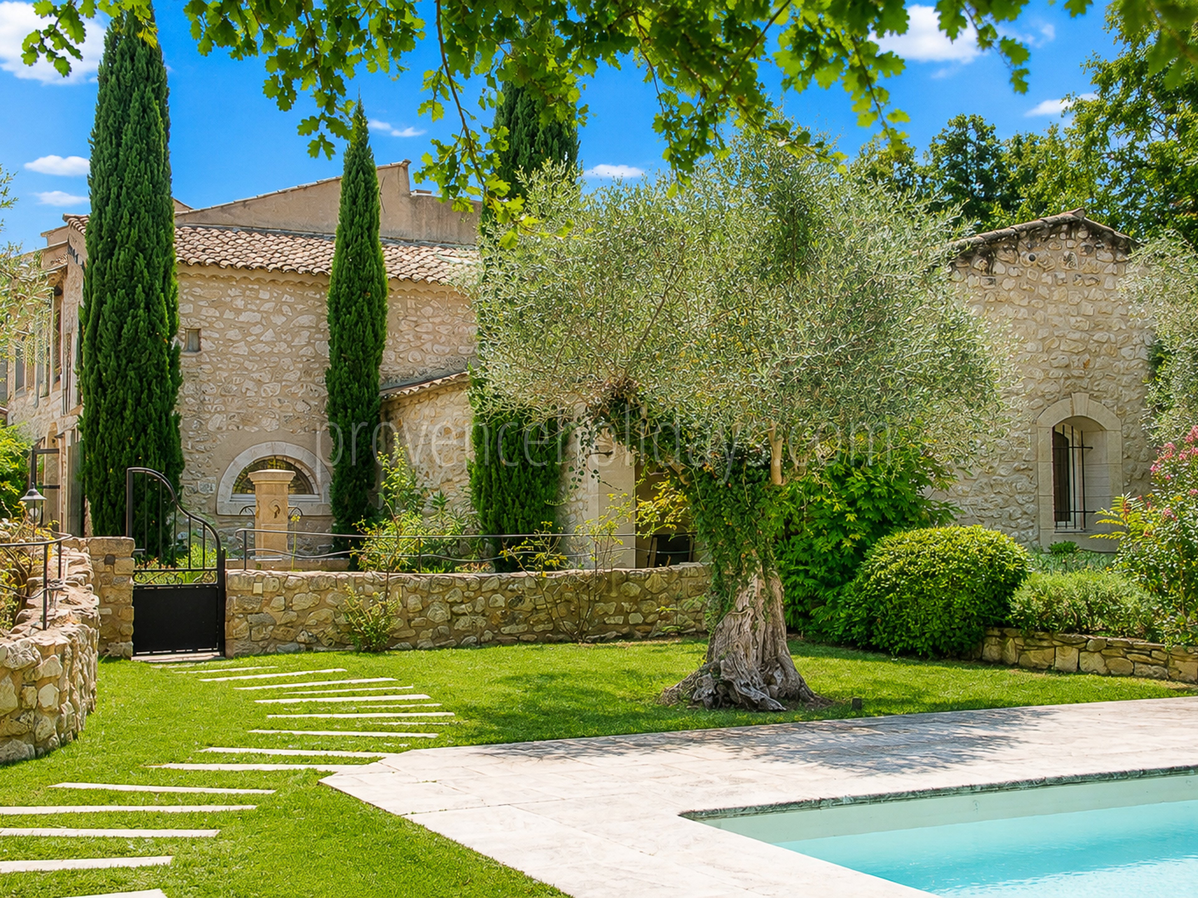 3 - Mas rénové à pied d\'Eygalières: Villa: Exterior