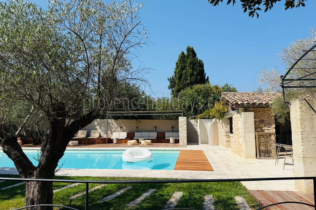 5 - Renovated farmhouse on the outskirts of Eygalières: Villa: Pool