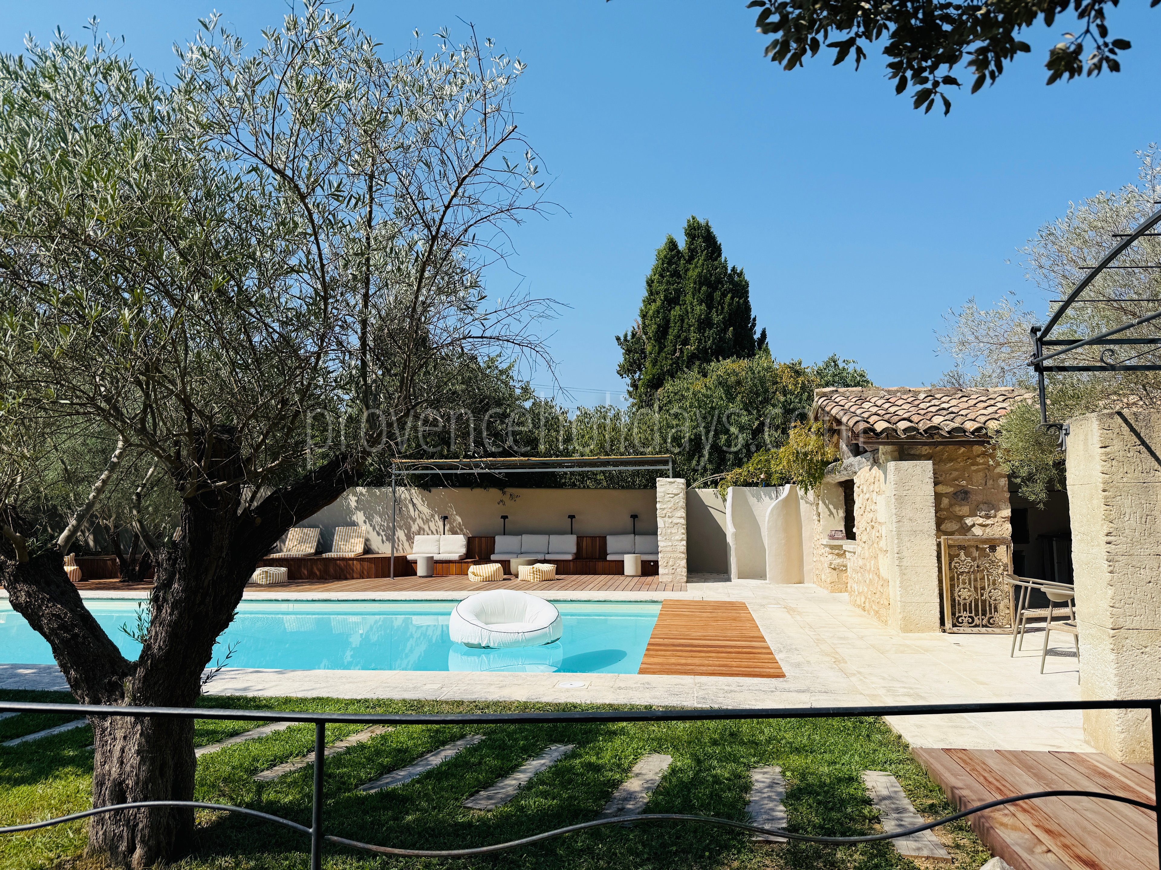 5 - Renovated farmhouse on the outskirts of Eygalières: Villa: Pool