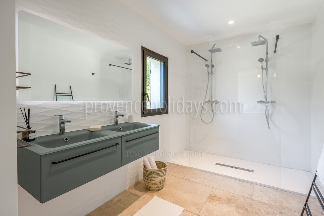 28 - Villa Romarin: Villa: Bathroom