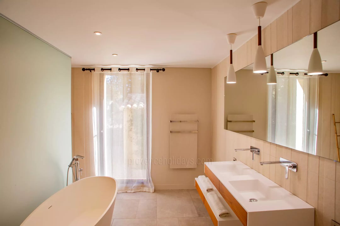 25 - Le Mas des Bories: Villa: Bathroom