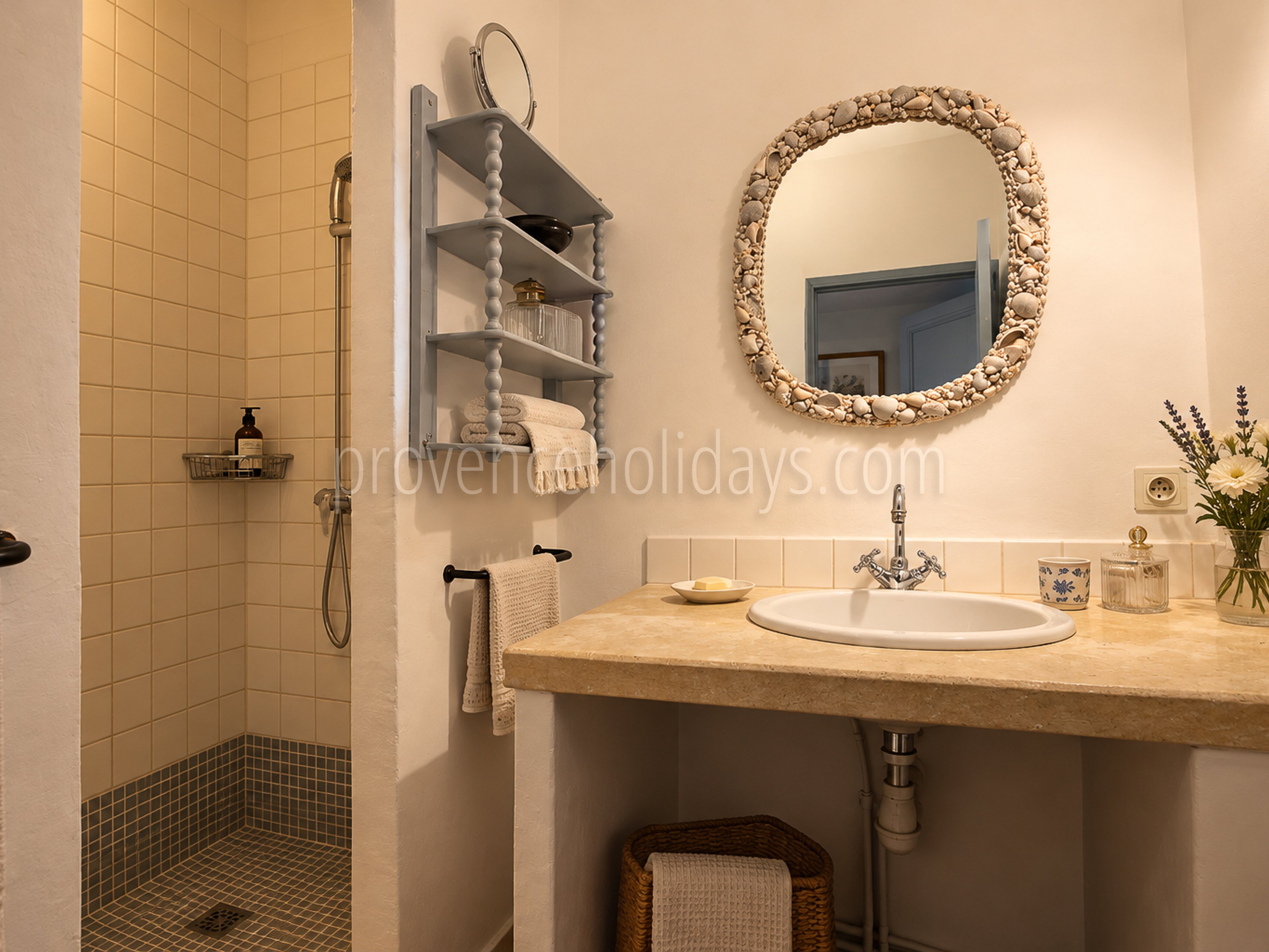 26 - Woning met een prachtig uitzicht in Aubignan: Villa: Bathroom
