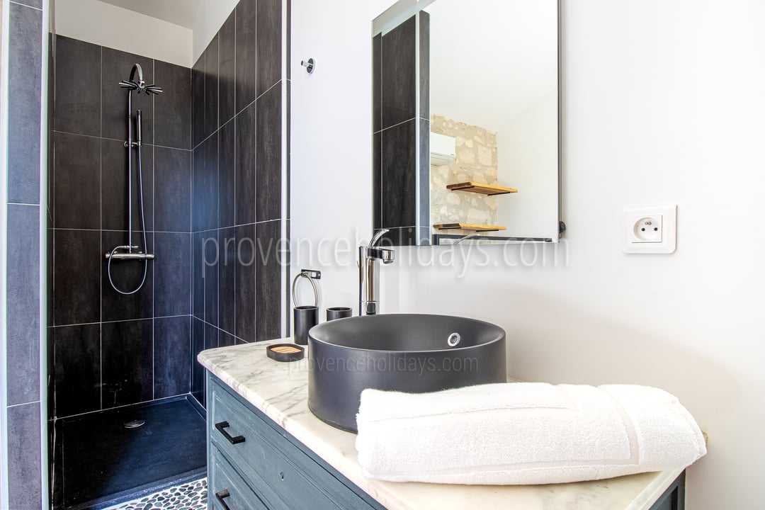 26 - Mazet de Fontvieille: Villa: Bathroom