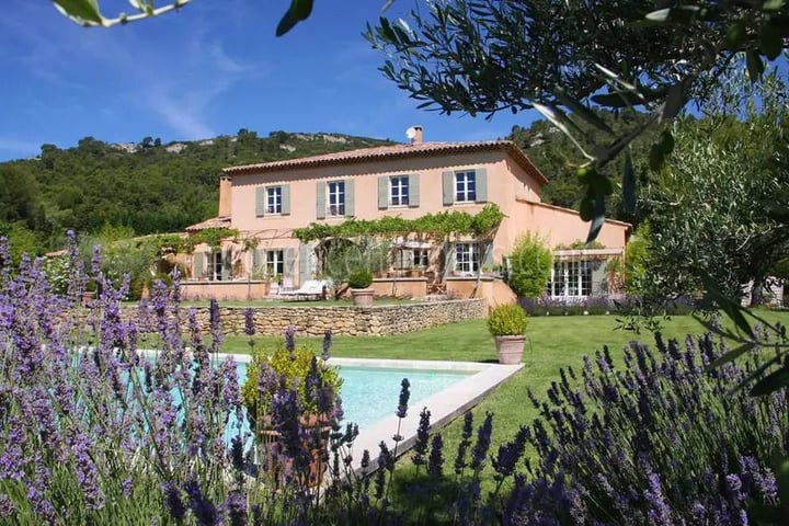 Beautiful Holiday Home near Aix-en-Provence