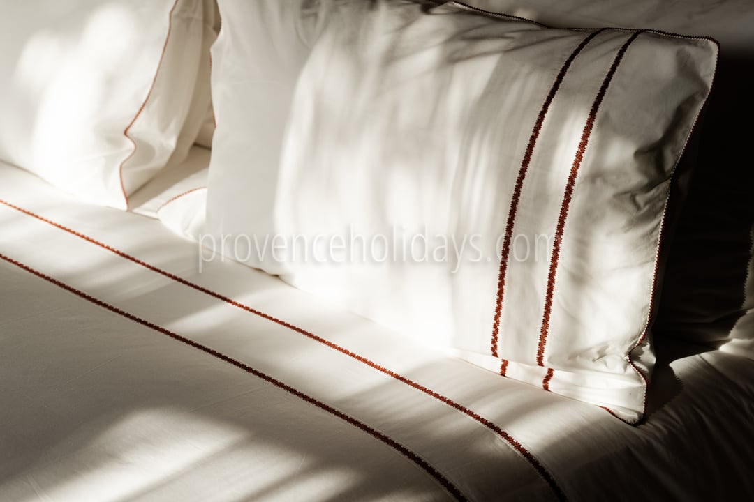 25 - Mas des Oliviers: Villa: Bedroom