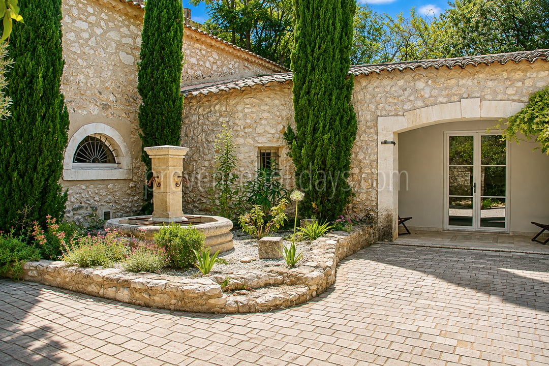 9 - Mas rénové à pied d\'Eygalières: Villa: Exterior