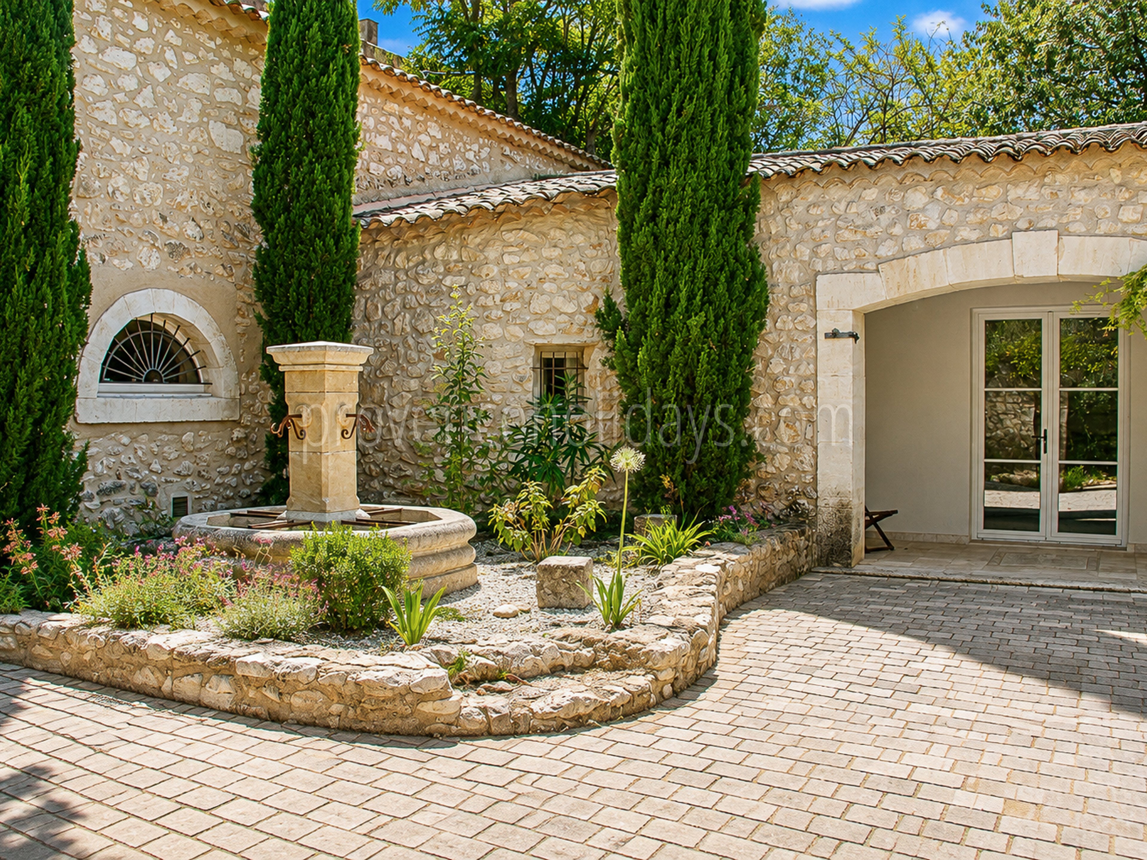 9 - Mas rénové à pied d\'Eygalières: Villa: Exterior