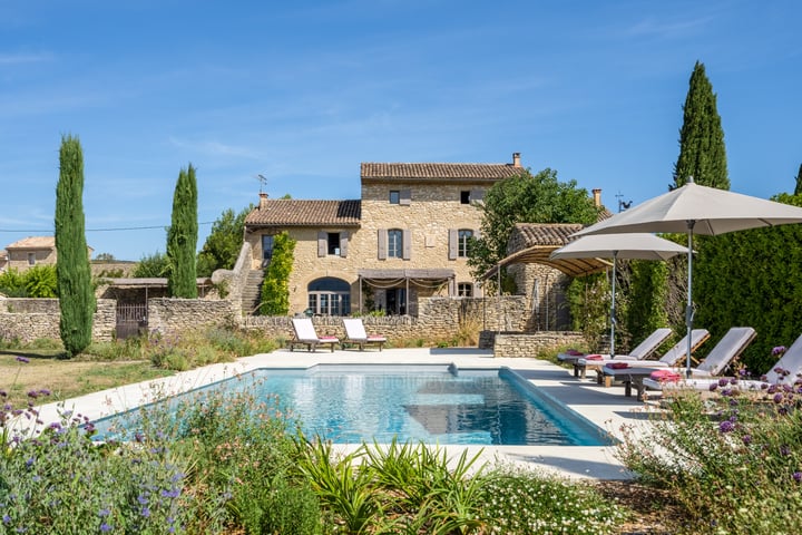 Boerderij met verwarmd zwembad in Cabrières-d'Avignon
