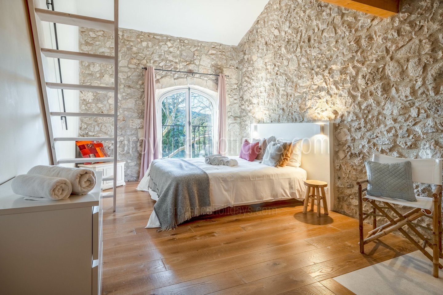 25 - Mas des Roches: Villa: Bedroom