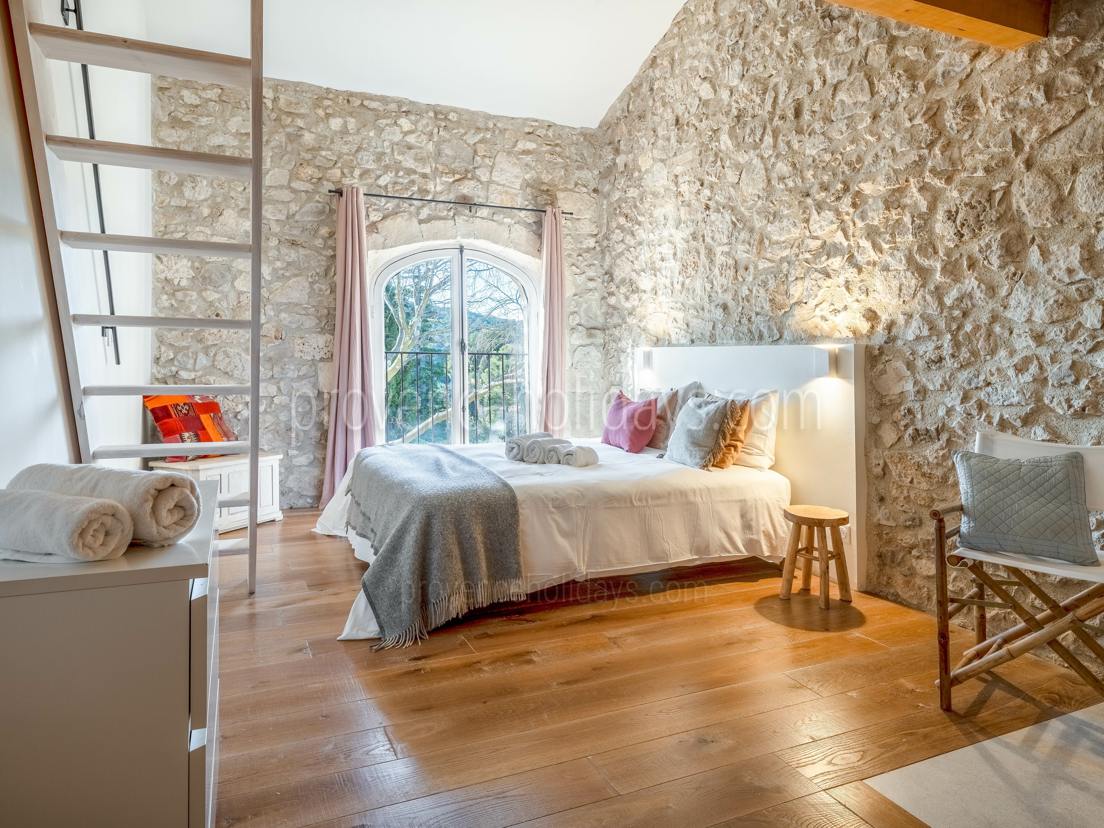 25 - Mas des Roches: Villa: Bedroom