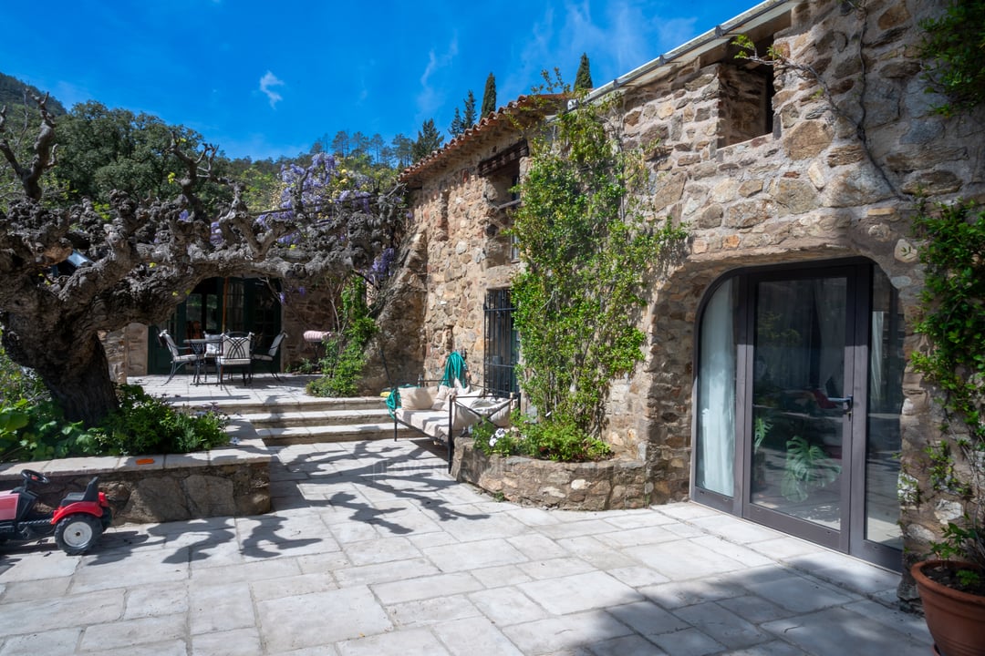 Maison avec piscine, vues dégagées dans un environnement calme à Plan-de-la-Tour.