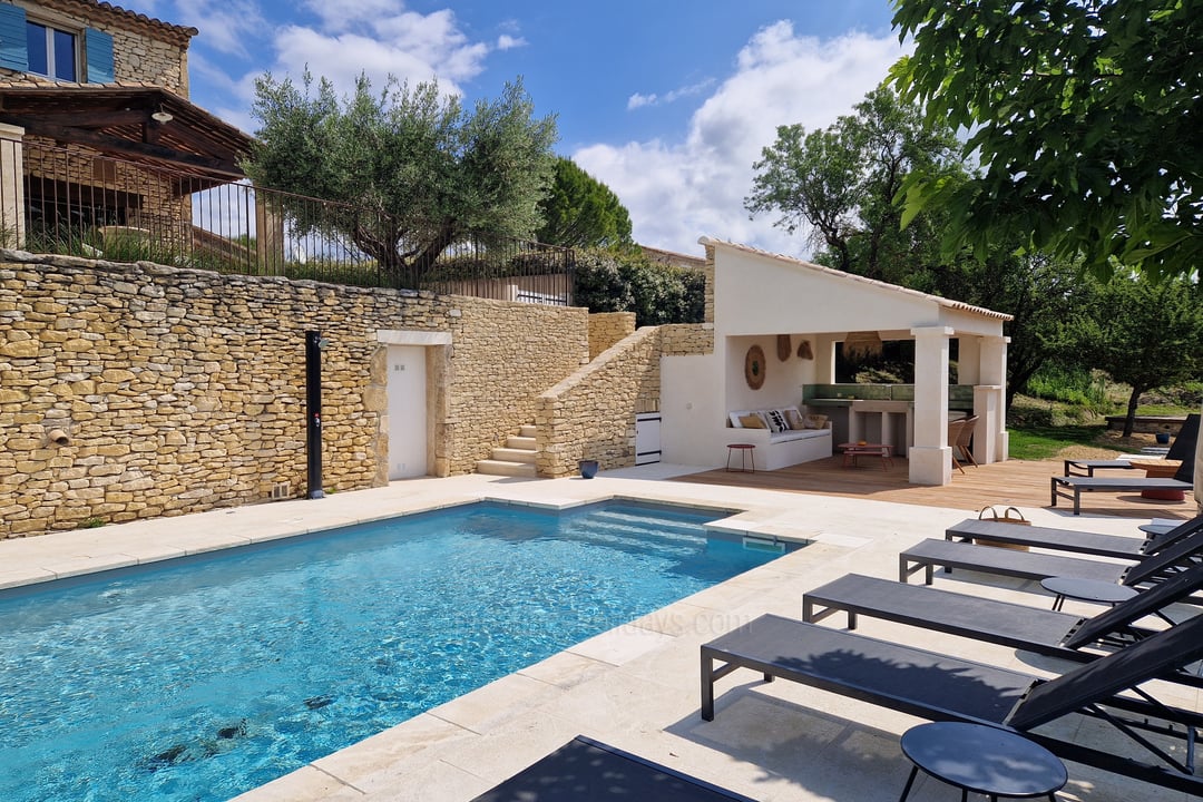 Renovated, air-conditioned villa with pool just minutes from Gordes