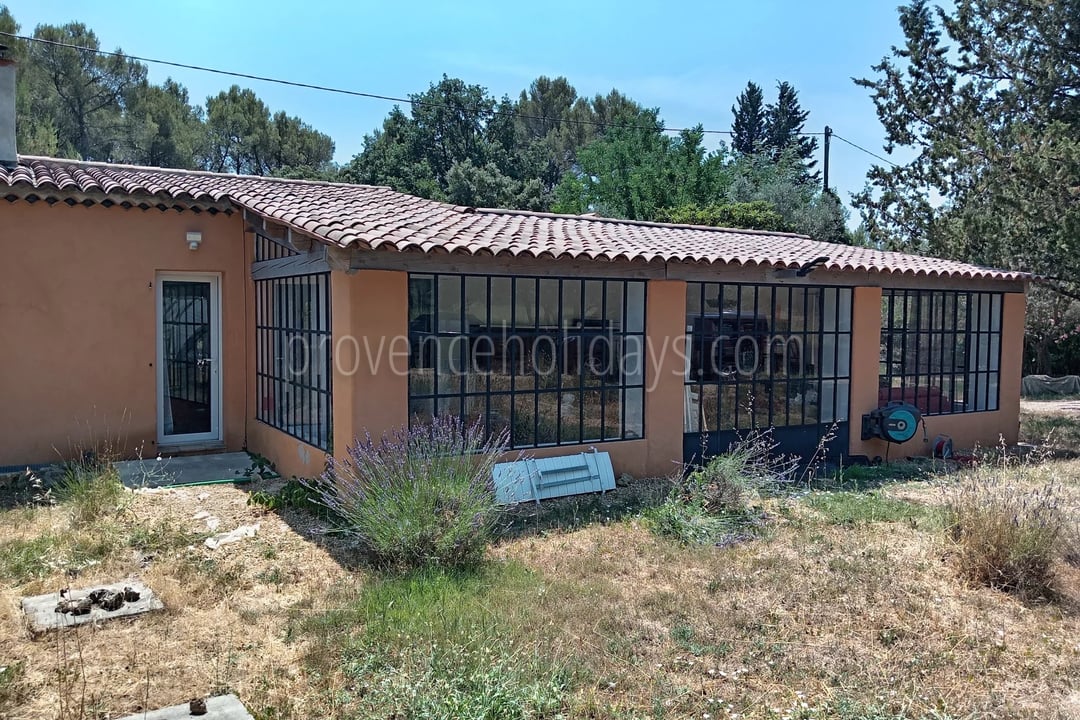 6 - Villa with pool in Draguignan: Villa: Exterior