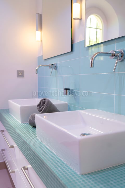 18 - Villa les Lauriers: Villa: Bathroom