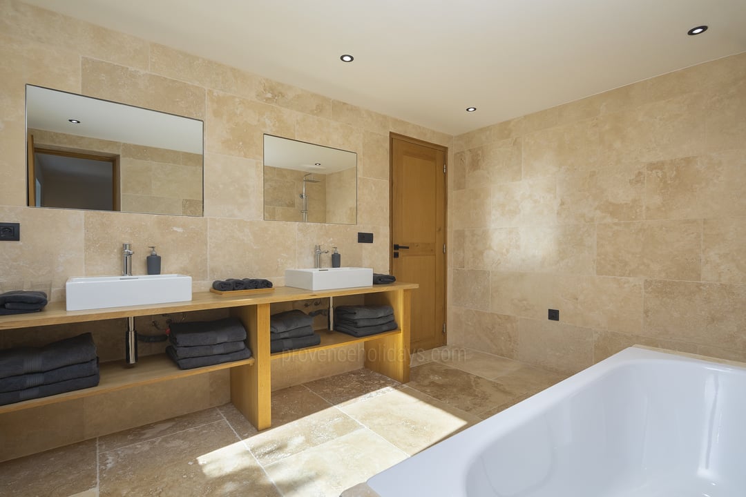 40 - Domaine des Vaines: Villa: Bathroom