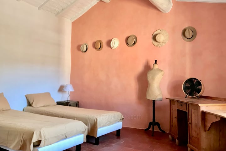 28 - Provence retrouvée: Villa: Bedroom 2