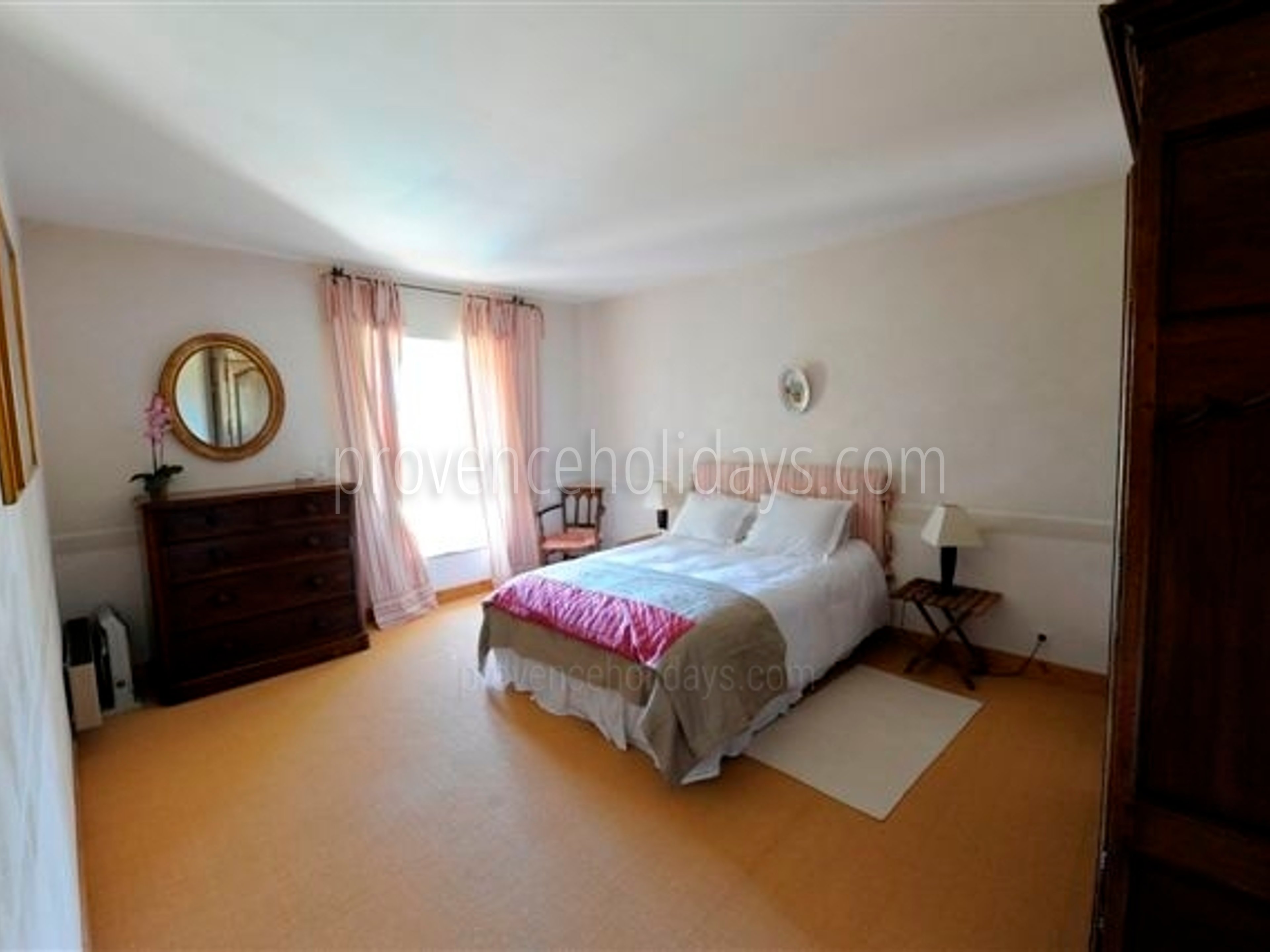53 - Mas Lambesc: Villa: Bedroom
