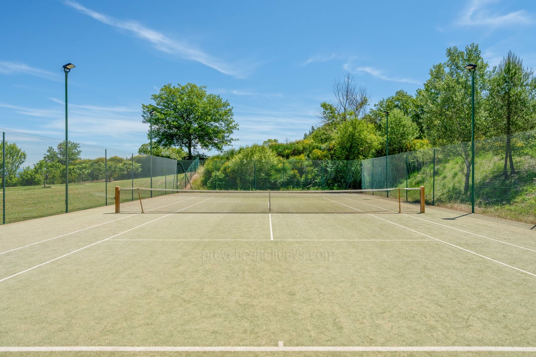 Elegant villa with private tennis court in the heart of Goult