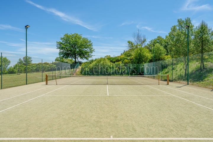 Elegant villa with private tennis court in the heart of Goult