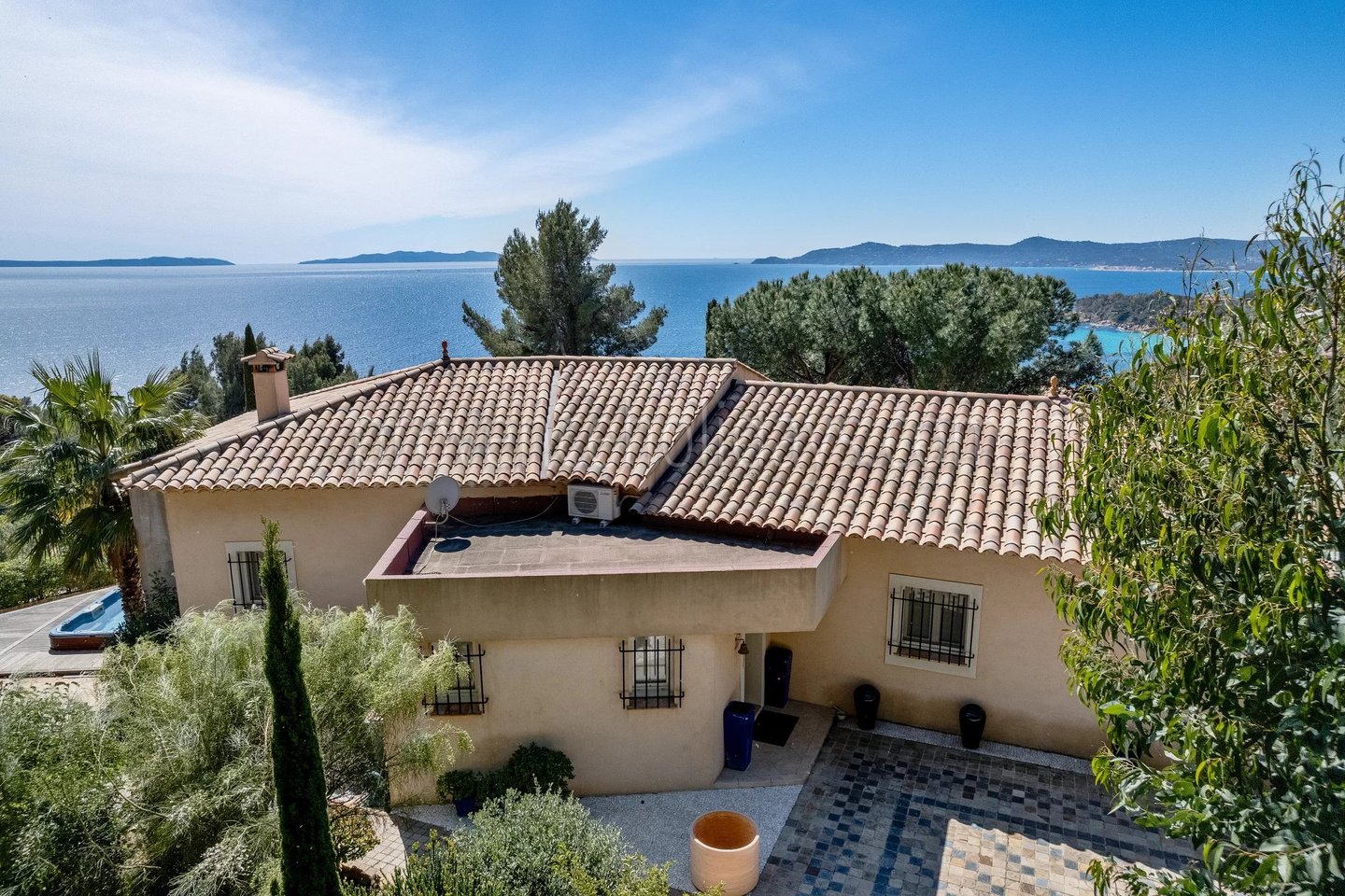 27 - Villa en bord de mer au Lavandou: Villa: Exterior