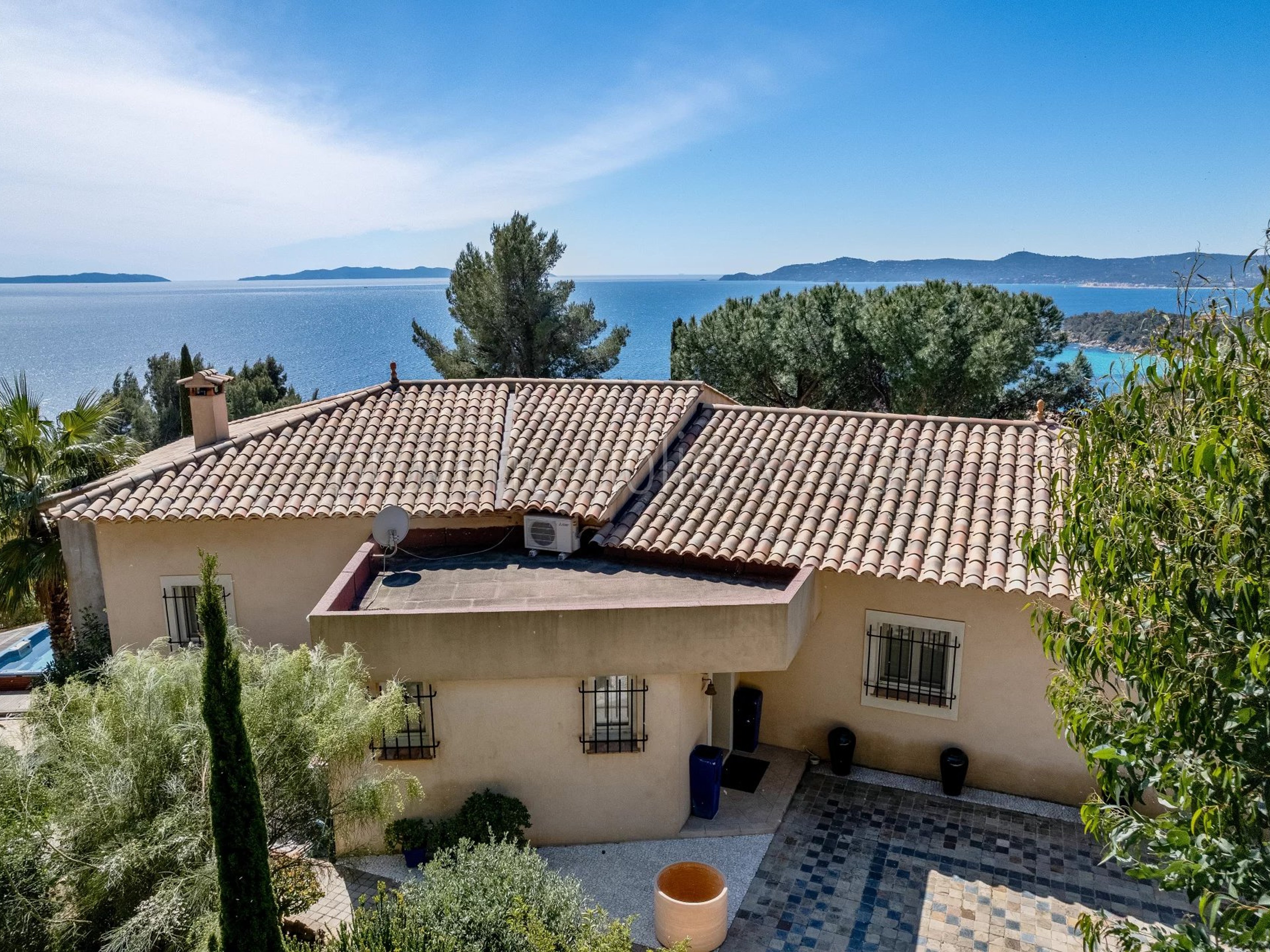 27 - Villa en bord de mer au Lavandou: Villa: Exterior