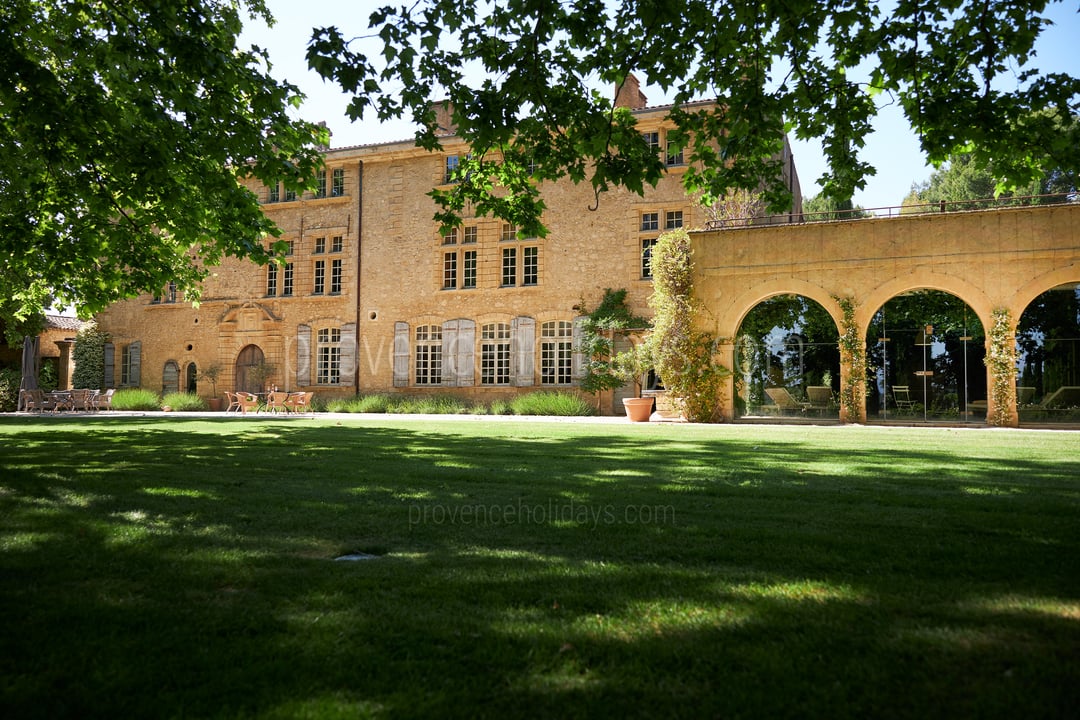 25 - Château de Luberon: Villa: Exterior