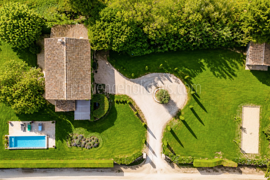 9 - Bauernhaus mit Blick auf den Luberon: Villa: Exterior